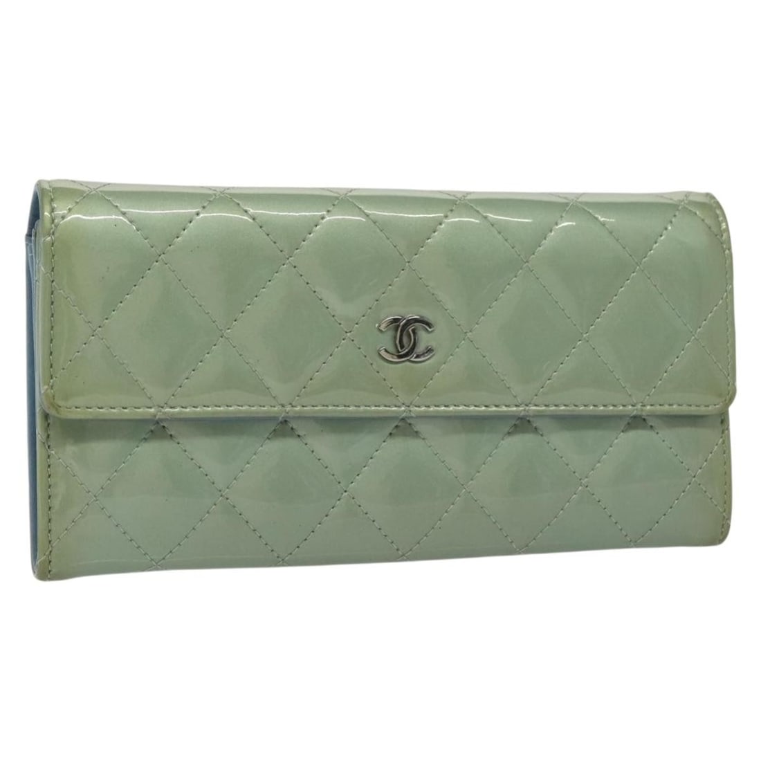 CHANEL Matelasse Long Wallet Green Silver Enamel Authentic 138942: CHANEL Matelasse Long Wallet Green Silver Enamel Authentic 138942 This CHANEL Matelasse Long Wallet is a stylish accessory crafted from high-quality enamel in a striking green and silver color combina