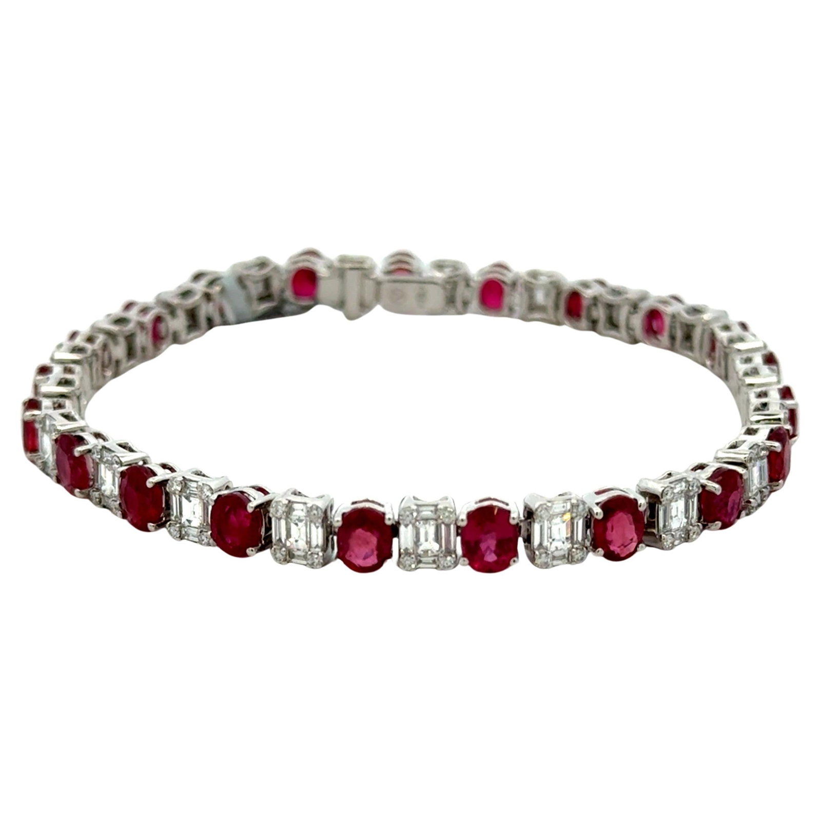 Stunning 18K White Gold Ruby Diamond Tennis Bracelet 12.65 Carats: Stunning 18K White Gold Ruby Diamond Tennis Bracelet 12.65 Carats This stunning tennis bracelet is crafted from 18K white gold and features a captivating arrangement of oval rubies and diamonds. The b
