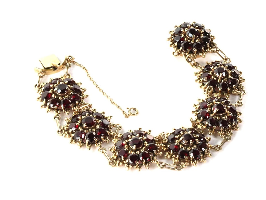 Vintage 14k Yellow Gold Garnet Floral Bracelet 7 Rosettes: Vintage 14k Yellow Gold Garnet Floral Bracelet 7 Rosettes This exquisite vintage bracelet is fashioned from 14k yellow gold and features seven large rosette designs, each adorned with a round cut garn