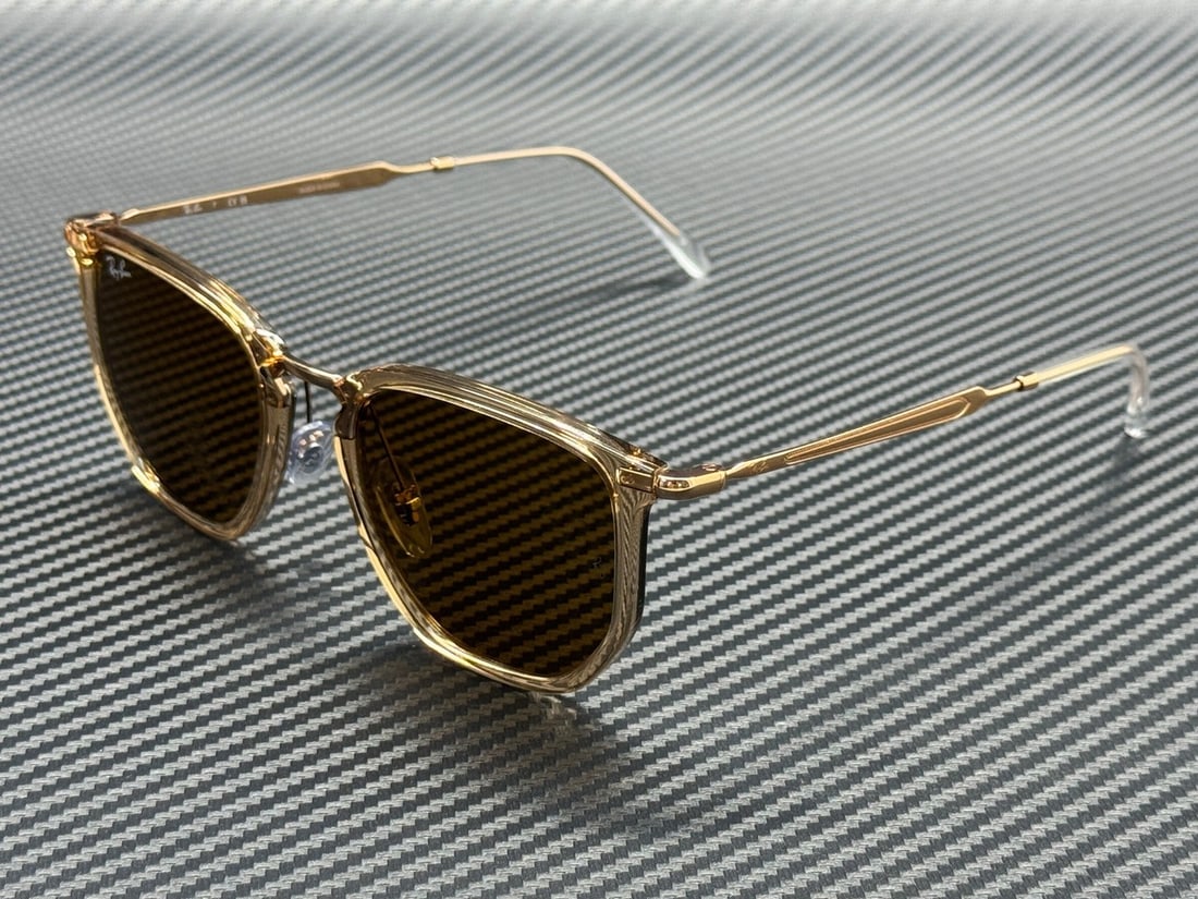 Ray-Ban RB4451 680133 Transparent Beige Brown Sunglasses with Authenticity Certificate: Ray-Ban RB4451 680133 Transparent Beige Brown Sunglasses with Authenticity Certificate Discover the stylish Ray-Ban RB4451 sunglasses, designed for both men and women. These sunglasses feature a trans