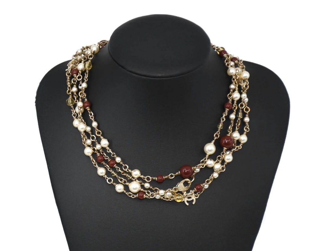 Chanel Authentic 60 Inch Pearl Chain Necklace: Chanel Authentic 60 Inch Pearl Chain Necklace This stunning Chanel Pearl Necklace is a hallmark of elegance and luxury. Crafted by the renowned brand CHANEL, this necklace features a classic chain des