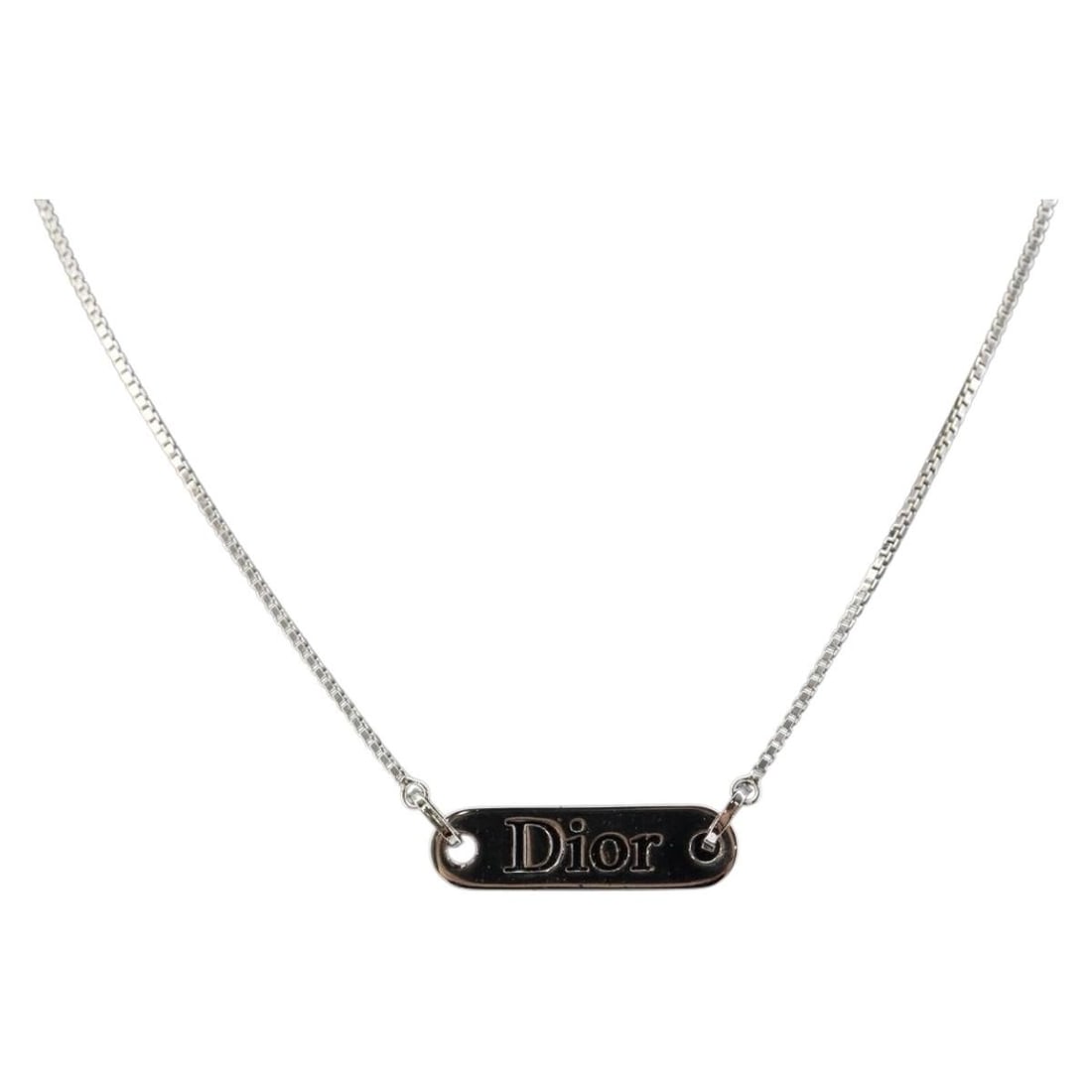 Christian Dior Silver Metal Necklace Auth SW1623 Elegant Design: Christian Dior Silver Metal Necklace Auth SW1623 Elegant Design This exquisite Christian Dior Necklace showcases a sleek and sophisticated design crafted from high-quality metal in a stunning silver c