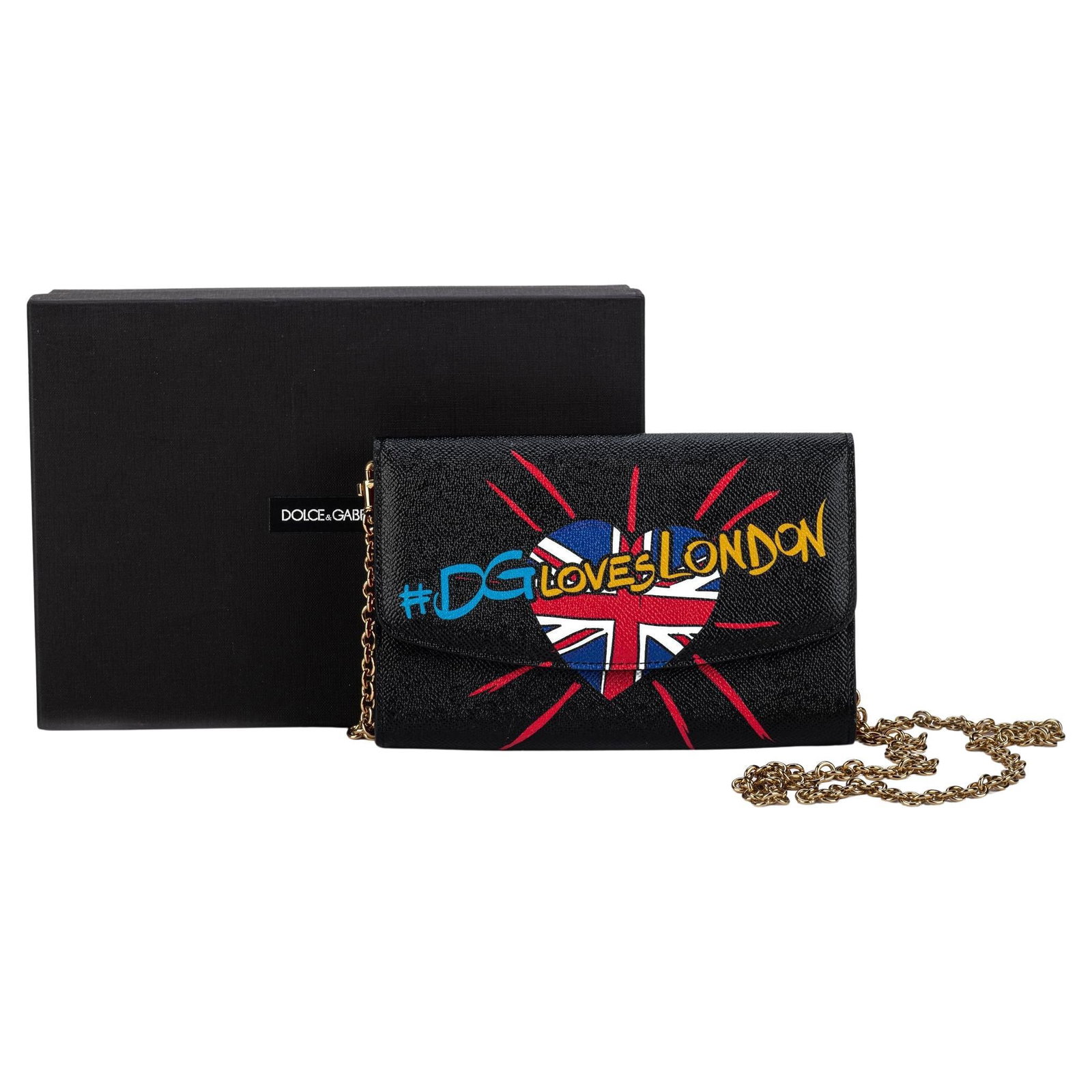 Dolce & Gabbana London Black Leather Wallet On A Chain Red Interior: Dolce & Gabbana London Black Leather Wallet On A Chain Red Interior This exquisite Dolce & Gabbana London Wallet On A Chain is crafted from luxurious black leather and features a striking red interior