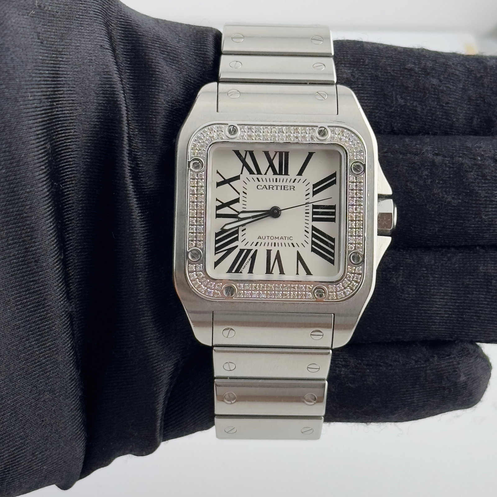 Santos 100 XL 38mm Stainless Steel Watch Ref 2656 White Roman Numerals: Santos 100 XL 38mm Stainless Steel Watch Ref 2656 White Roman Numerals Cartier Santos 100 XL watch featuring a 38mm stainless steel case, white dial with Roman numerals, and a total diamond weight of