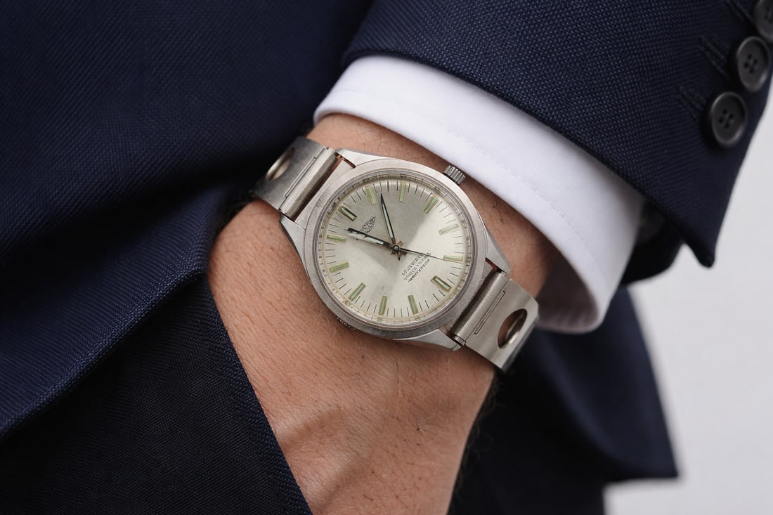 SwissEver Stainless Steel 35mm Manual Wind 17 Jewel Vintage Wristwatch: SwissEver Stainless Steel 35mm Manual Wind 17 Jewel Vintage Wristwatch This vintage SwissEver wristwatch features a 35mm polished stainless steel round case with a fixed silver bezel and a gray analog