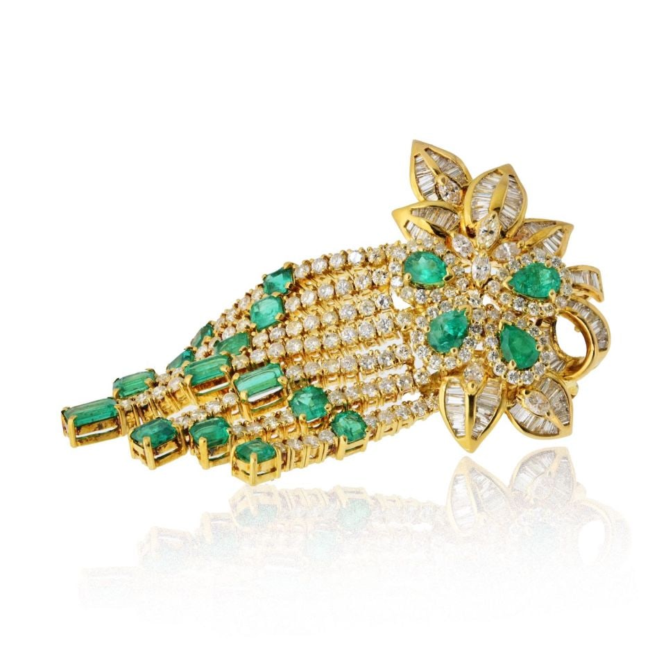 1970s 18K Yellow Gold Emerald Diamond Brooch 11Cts Diamonds 25Cts Emeralds: 1970s 18K Yellow Gold Emerald Diamond Brooch 11Cts Diamonds 25Cts Emeralds This stunning brooch from the 1970s features an exquisite combination of 18K yellow gold, vibrant emeralds, and brilliant dia