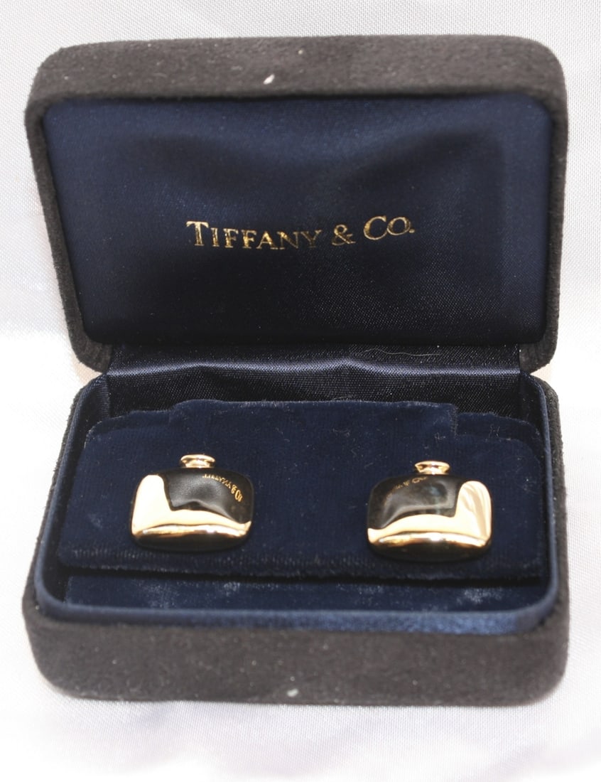 Tiffany & Co. 18K Gold Earrings with Original Box: Tiffany & Co. 18K Gold Earrings with Original Box Elevate your jewelry collection with these exquisite 18K gold earrings from Tiffany & Co. Meticulously crafted, these earrings feature a stunning desi