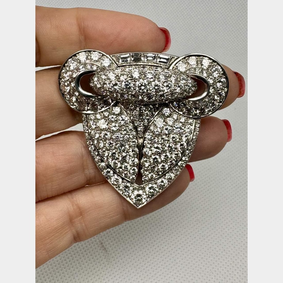 Art Deco Platinum 18.20 Ct Diamond Brooch with 230 European Cuts: Art Deco Platinum 18.20 Ct Diamond Brooch with 230 European Cuts This exquisite Art Deco brooch is crafted in platinum and features an impressive total diamond weight of 18.20 Ct. It is adorned with 2
