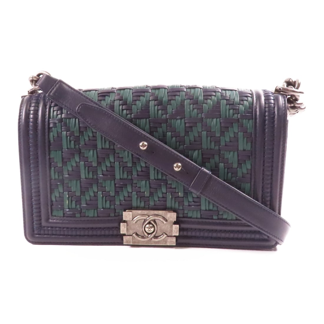 CHANEL Boy 25 Navy Calfskin Leather Shoulder Bag with Chain: CHANEL Boy 25 Navy Calfskin Leather Shoulder Bag with Chain This CHANEL Boy 25 Shoulder Bag is a luxurious accessory crafted from high-quality calfskin leather in a sophisticated navy hue. Designed fo