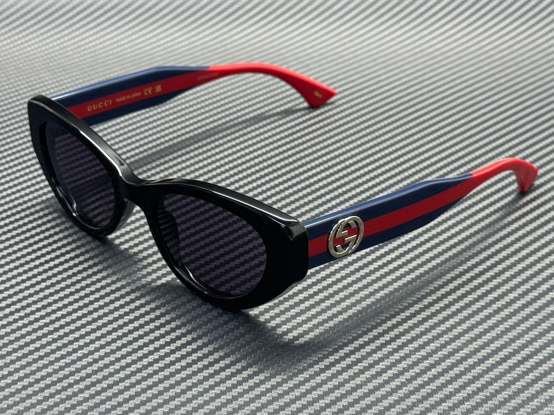 GUCCI GG1862S 004 Black Violet Women's Sunglasses 52mm: GUCCI GG1862S 004 Black Violet Women's Sunglasses 52mm Discover the elegance of Gucci with these GG1862S 004 Sunglasses, designed for women. Featuring a sleek black frame complemented by striking viol