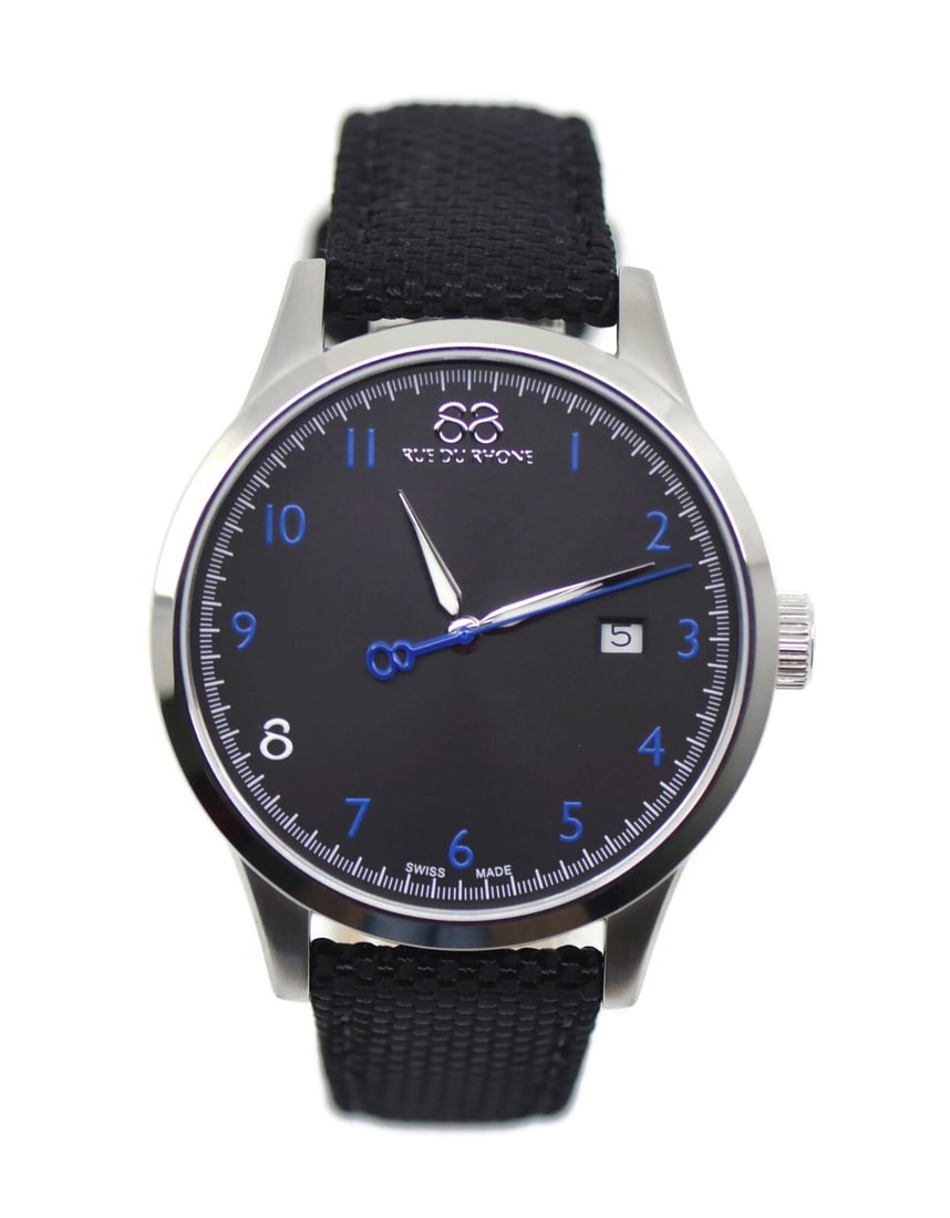 88 Rue Du Rhone Stainless Steel Watch 87WA154105 with Box: 88 Rue Du Rhone Stainless Steel Watch 87WA154105 with Box This pre-owned Rue Du Rhone wristwatch combines elegance with functionality. Featuring a durable stainless steel case measuring 41mm, it is po