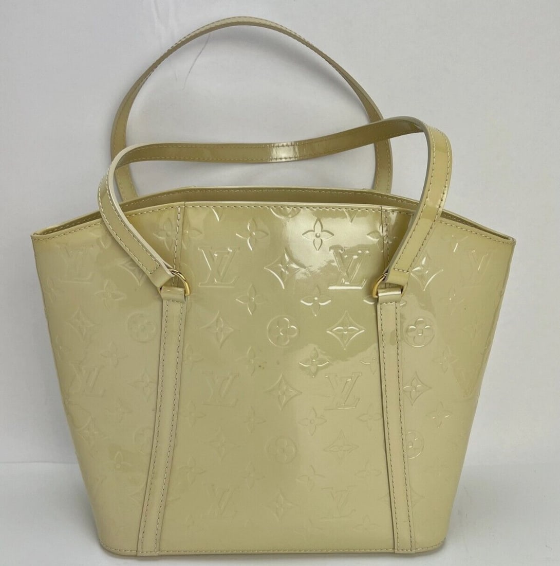 LOUIS VUITTON Avalon MM White Vernis Tote Bag with Logo Tag: LOUIS VUITTON Avalon MM White Vernis Tote Bag with Logo Tag Elevate your style with the LOUIS VUITTON Monogram White Vernis Avalon MM Tote Hand Shoulder Bag. This vintage tote combines luxury and func