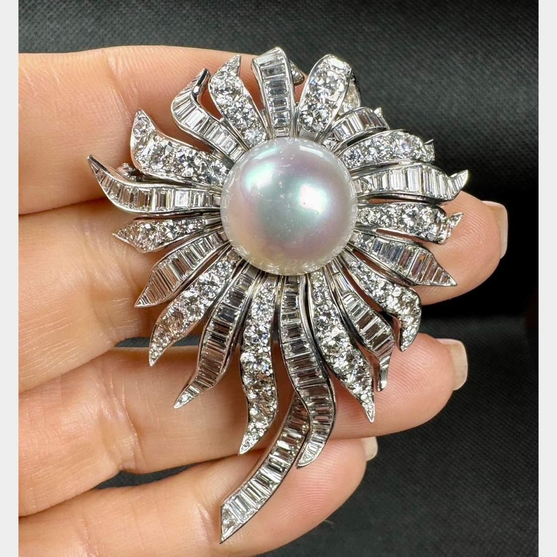 Art Deco Platinum Brooch with South Sea Pearl and 185 Diamonds: Art Deco Platinum Brooch with South Sea Pearl and 185 Diamonds This exquisite Art Deco brooch is crafted from platinum and features a stunning South Sea pearl alongside a dazzling array of diamonds. T