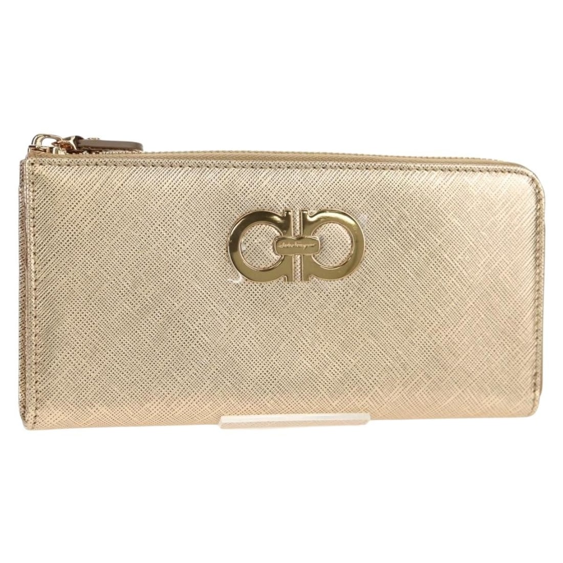 Salvatore Ferragamo Long Leather Wallet Gold Tone Authentic BA8972V: Salvatore Ferragamo Long Leather Wallet Gold Tone Authentic BA8972V Elevate your style with this exquisite Salvatore Ferragamo Long Wallet, a perfect blend of luxury and functionality. Crafted in Ital
