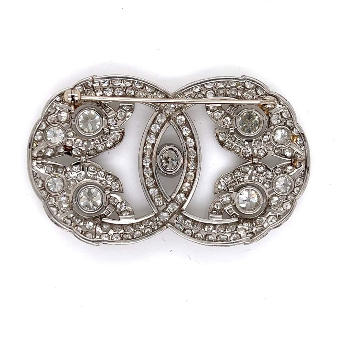 Art Deco Platinum Brooch 11.75 Ct Diamonds Vintage Elegance: Art Deco Platinum Brooch 11.75 Ct Diamonds Vintage Elegance This stunning Art Deco brooch is crafted in platinum, showcasing a remarkable total of 11.75 carats of diamonds. The exquisite piece feature