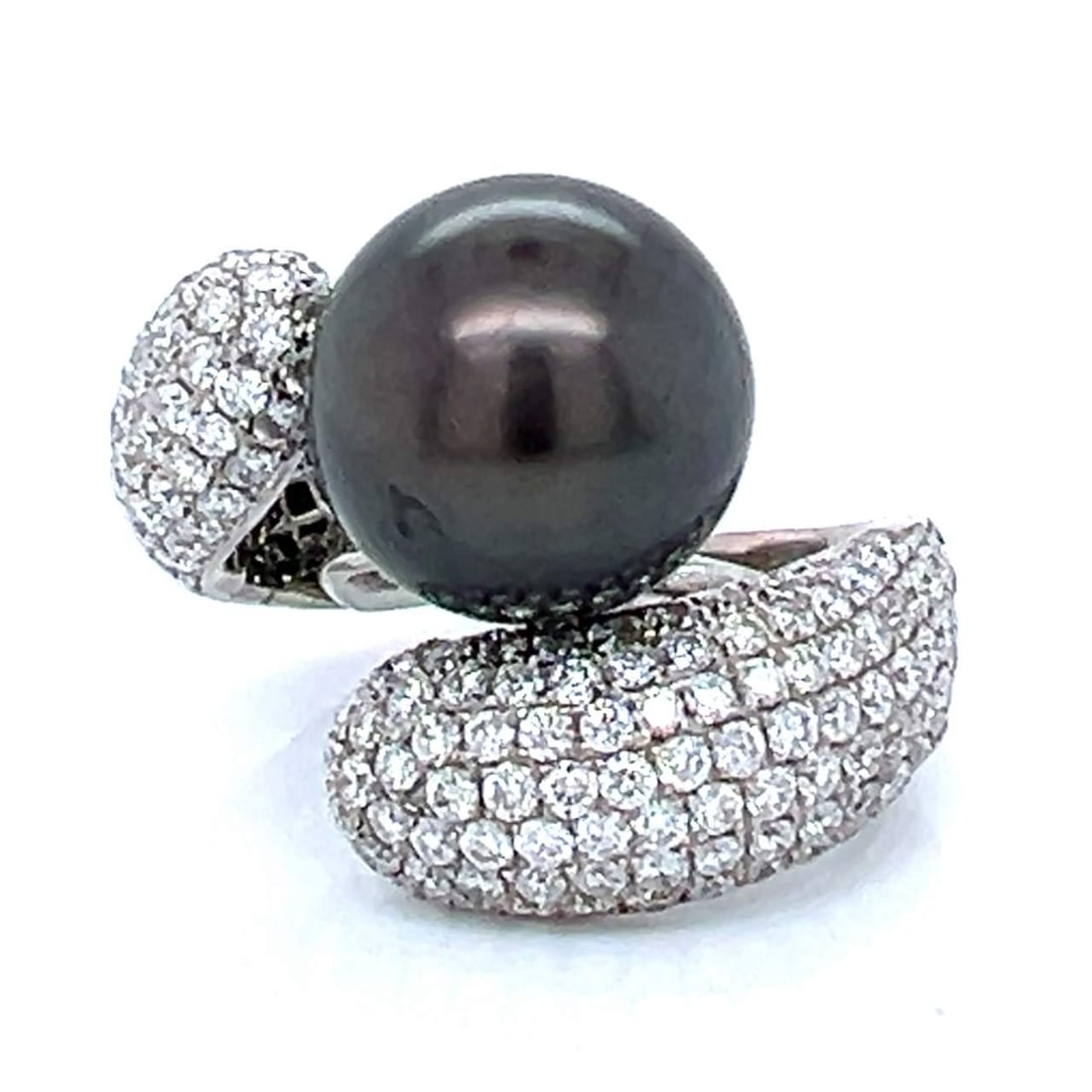 18K White Gold South Sea Pearl Diamond Ring 5.50 Ct: 18K White Gold South Sea Pearl Diamond Ring 5.50 Ct This exquisite ring features a stunning 13.8mm South Sea Pearl, elegantly set in luxurious 18K white gold. The ring is adorned with approximately 5.