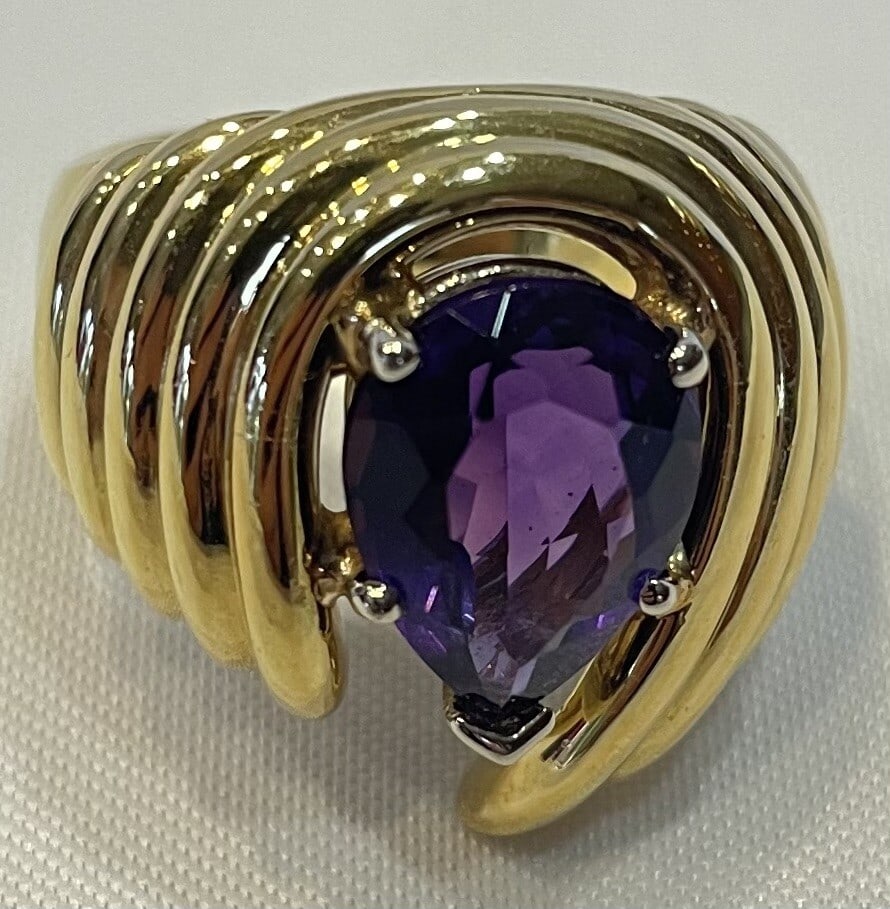 18K Yellow Gold Lavender Amethyst Ring Size 7 Stunning Design: 18K Yellow Gold Lavender Amethyst Ring Size 7 Stunning Design This stunning 18K yellow gold ring features a captivating lavender amethyst, showcasing exquisite detail and craftsmanship. The amethyst m