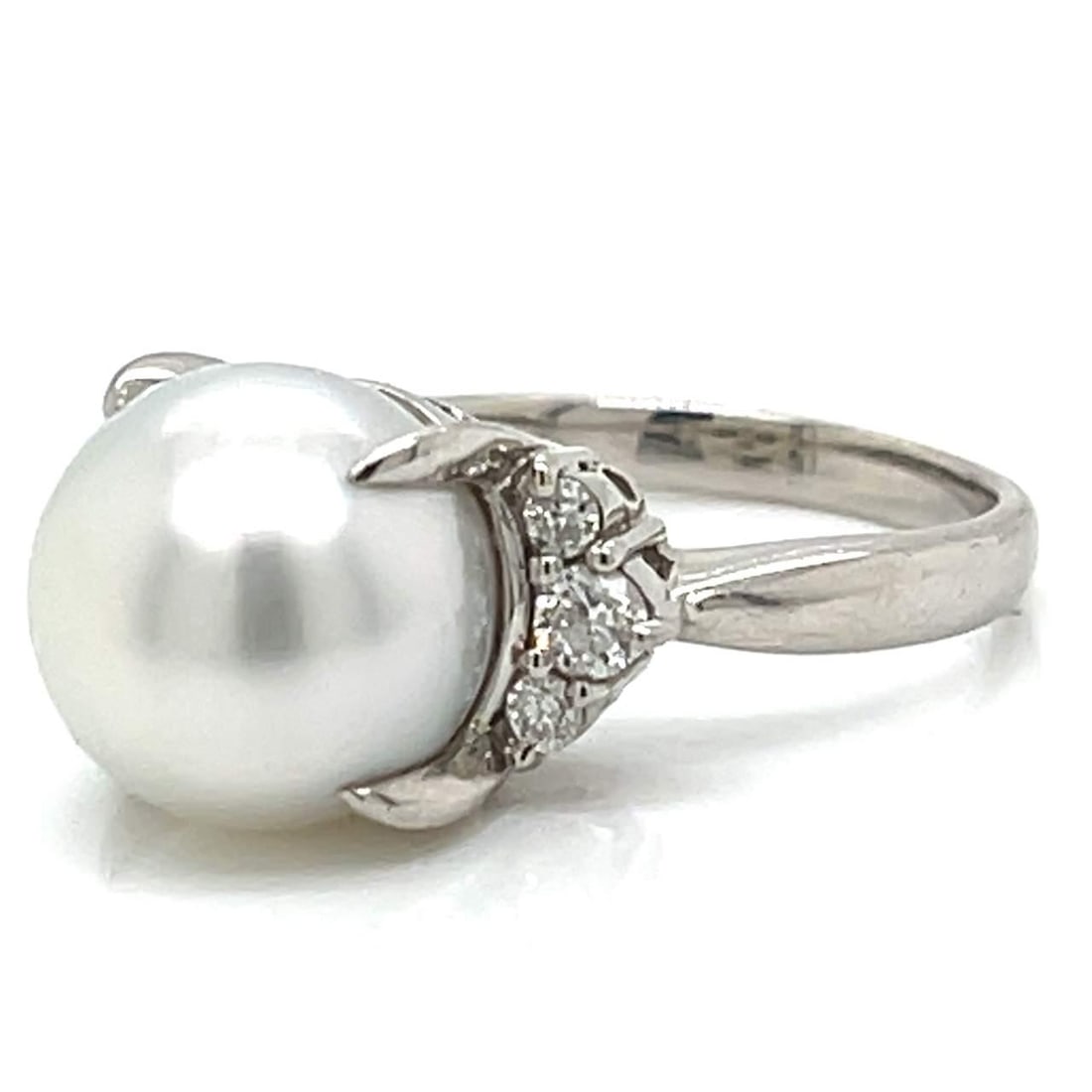 Platinum 11.4mm South Sea Pearl Diamond Ring 0.27 Ct F-G VS1-SI2: Platinum 11.4mm South Sea Pearl Diamond Ring 0.27 Ct F-G VS1-SI2 This exquisite Platinum South Sea Pearl & Diamond Ring features a stunning 11.4mm South Sea pearl, complemented by six sparkling diamon