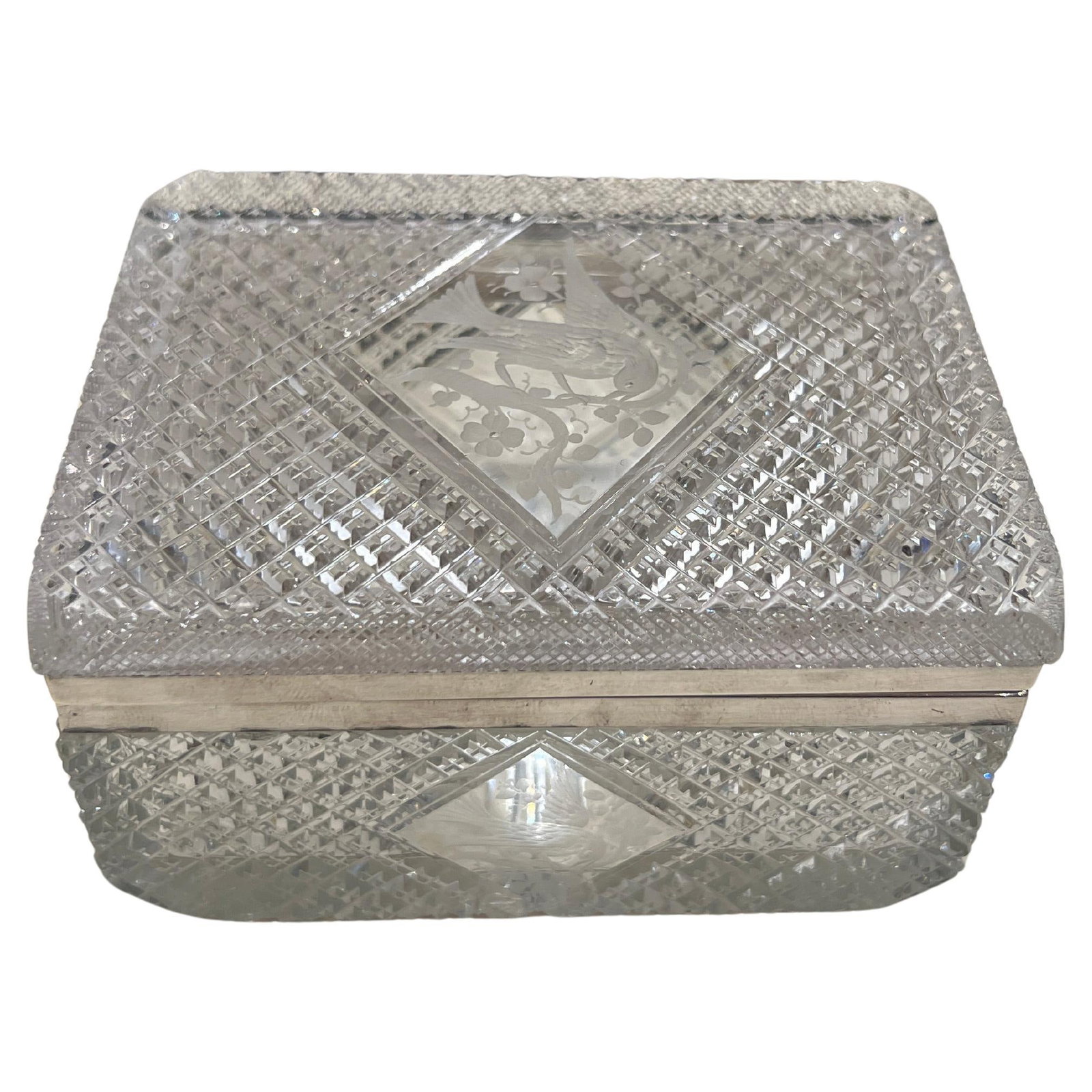 Hawkes Cut Crystal Sterling Silver Bird Motif Box 20th Century: Hawkes Cut Crystal Sterling Silver Bird Motif Box 20th Century This Fine Hawkes Cut Crystal & Sterling Silver Box showcases a stunning ornithological motif, reflecting the exquisite craftsmanship of T