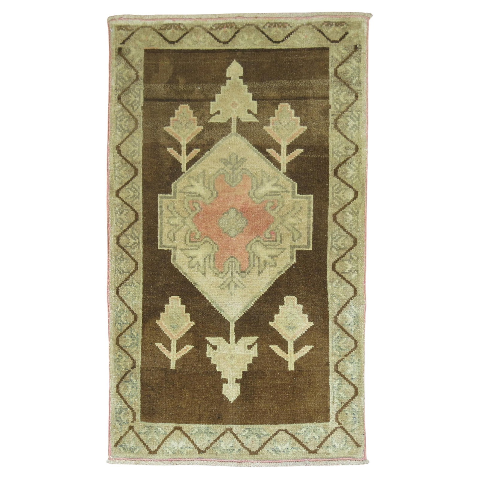 Mid 20th Century Hand-Knotted Turkish Rug in Brown and Neutral: Mid 20th Century Hand-Knotted Turkish Rug in Brown and Neutral This exquisite mid-20th century Turkish rug features a captivating blend of brown and neutral tones, showcasing the rich artistry of Amer