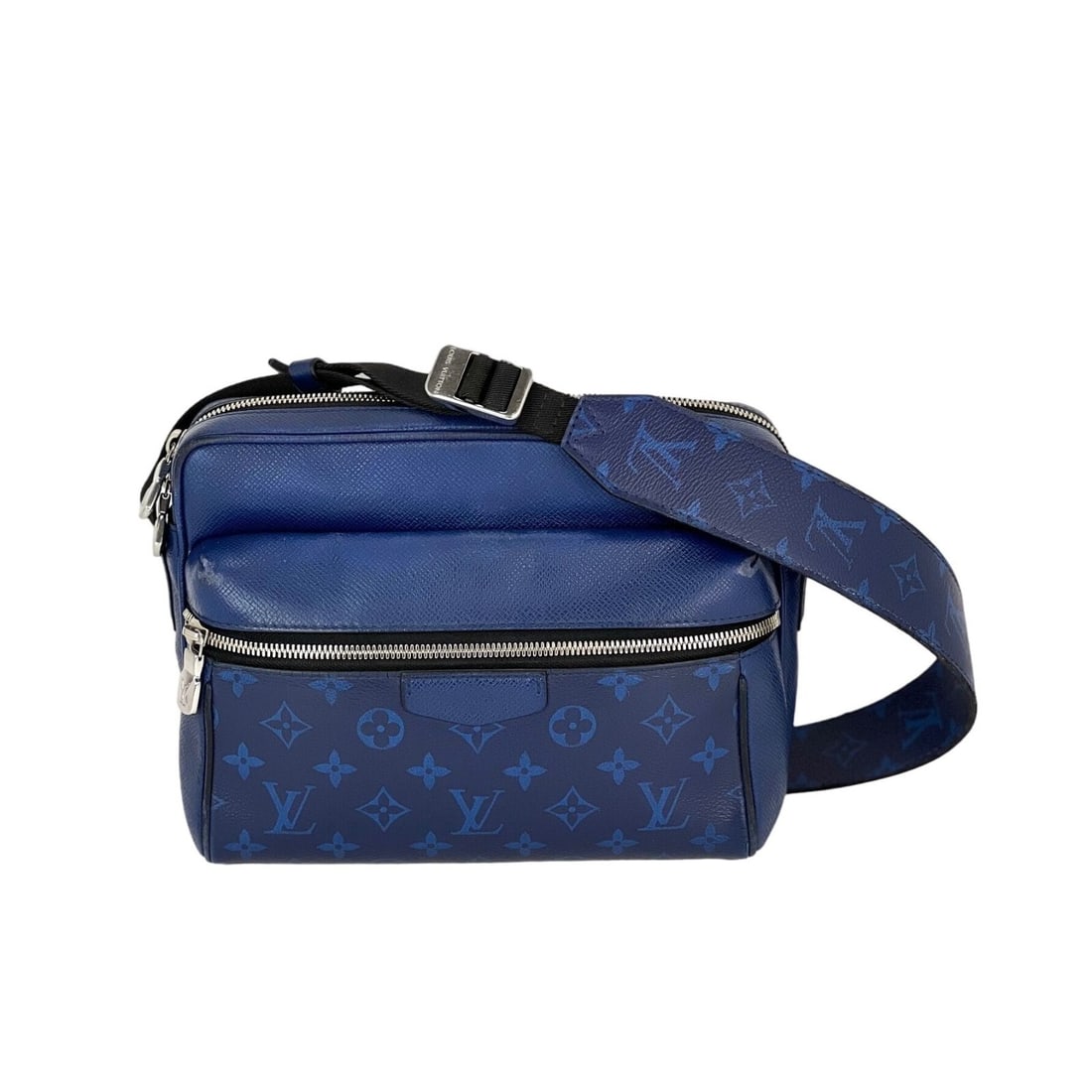 Louis Vuitton Taigarama Outdoor Blue Messenger Bag with Silver Hardware: Louis Vuitton Taigarama Outdoor Blue Messenger Bag with Silver Hardware This Louis Vuitton Taigarama Outdoor Blue Messenger Bag combines style and functionality, featuring a striking blue exterior ado