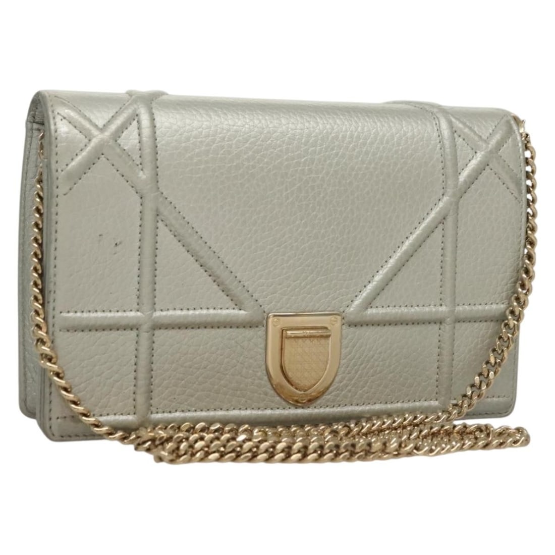 Christian Dior Diorama Silver Leather Wallet with Chain Strap: Christian Dior Diorama Silver Leather Wallet with Chain Strap This Christian Dior Diorama Wallet on Chain is crafted from silver leather and designed for women. It features a shoulder strap and metal 