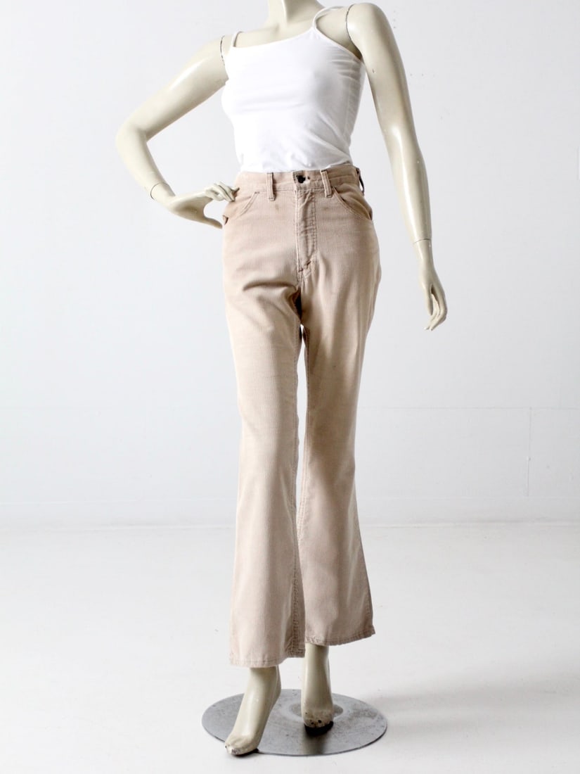 Vintage Levis 646 High Waist Flare Corduroys Creamy Beige 29 x 30: Vintage Levis 646 High Waist Flare Corduroys Creamy Beige 29 x 30 Discover a classic pair of vintage 70s Levis corduroys in a creamy beige color. These stylish pants feature a high waist, flare leg, a