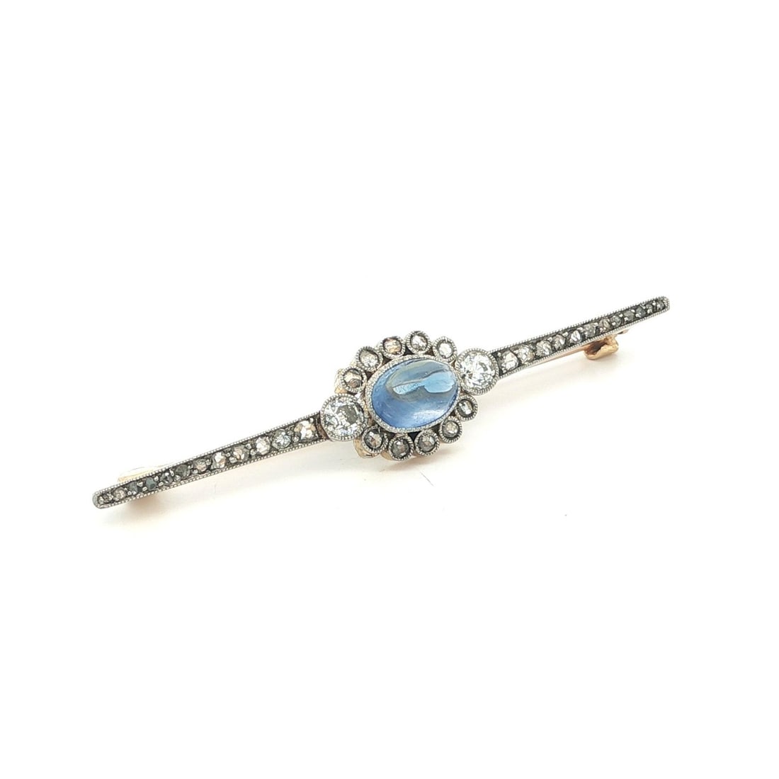 Edwardian Era 18k Gold Platinum Bar Brooch With GIA Ceylon Sapphire No Heat: Edwardian Era 18k Gold Platinum Bar Brooch With GIA Ceylon Sapphire No Heat This antique Edwardian bar brooch features a natural, no-heat sapphire with GIA certification, set in a combination of solid