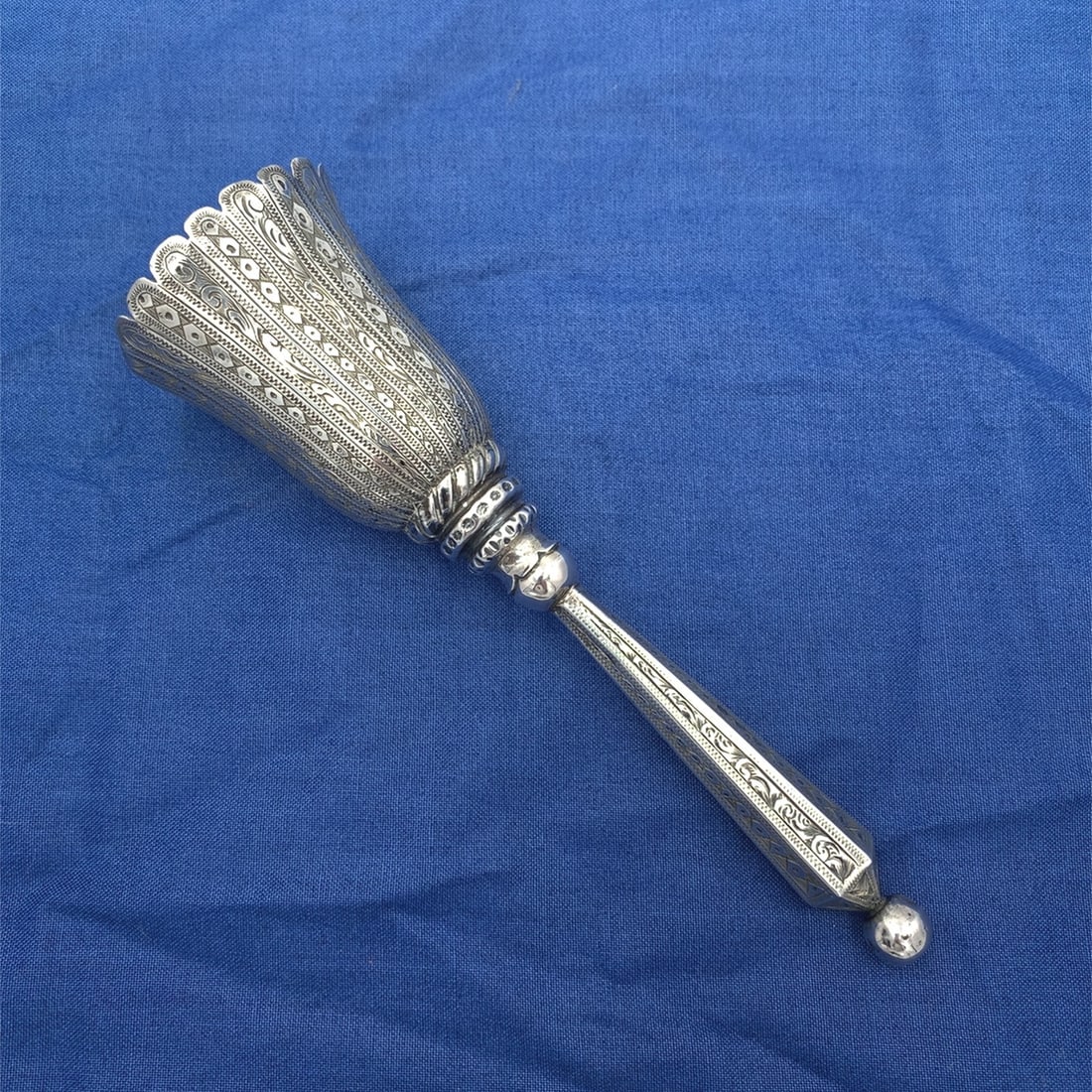 Victorian European Silver Tussie Mussie Hand Engraved Floral Holder: Victorian European Silver Tussie Mussie Hand Engraved Floral Holder This exquisite European Silver Tussie Mussie is a hand-engraved treasure, showcasing intricate scrollwork and geometric designs. Ori