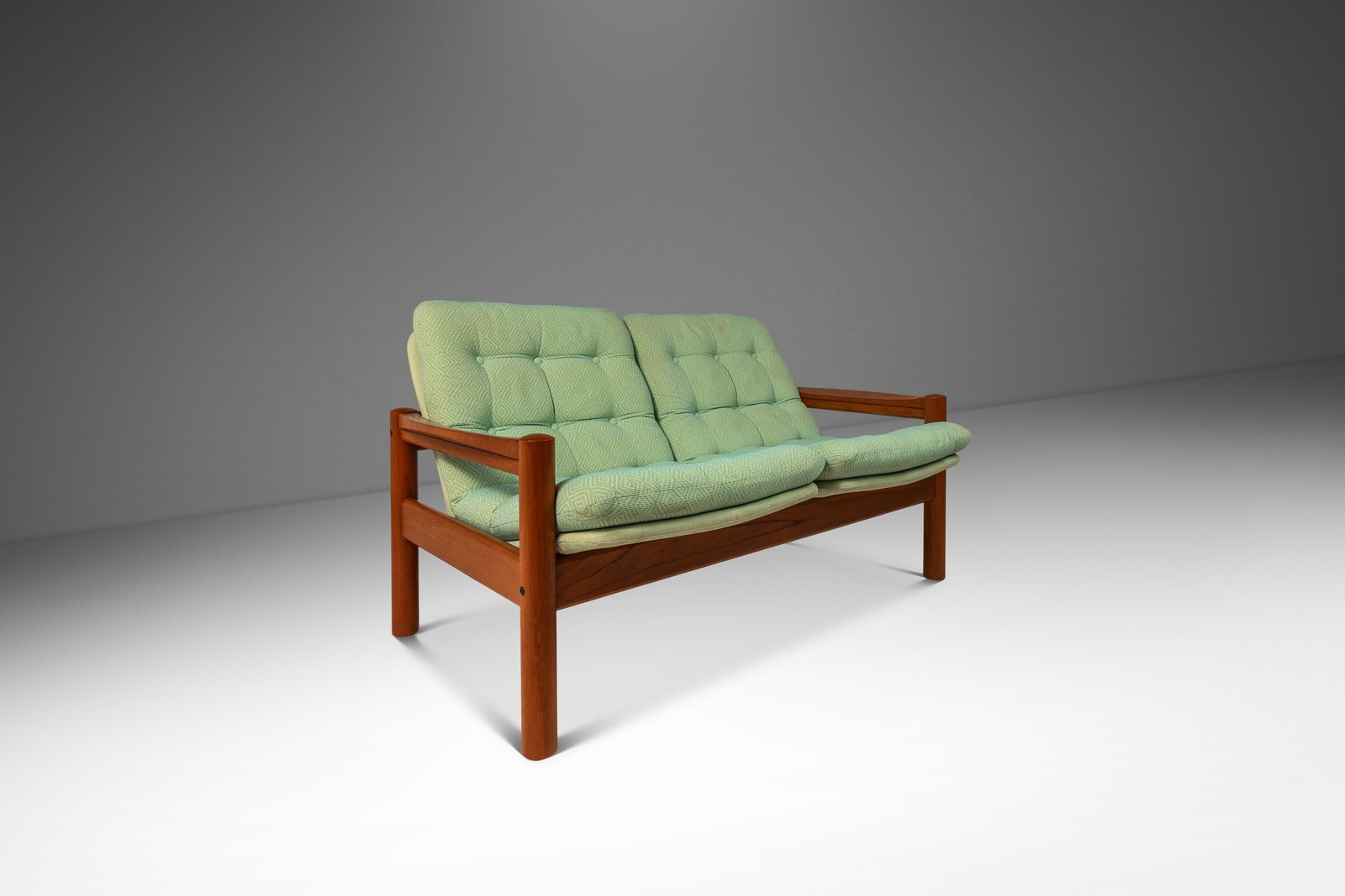 Danish Mid-Century Modern Loveseat by Domino Mobler in Teak Fabric 1970s: Danish Mid-Century Modern Loveseat by Domino Mobler in Teak Fabric 1970s Introducing a stunning Danish Mid-Century Modern 2-seater loveseat, expertly crafted in the 1970s by Domino Mobler. This elegan