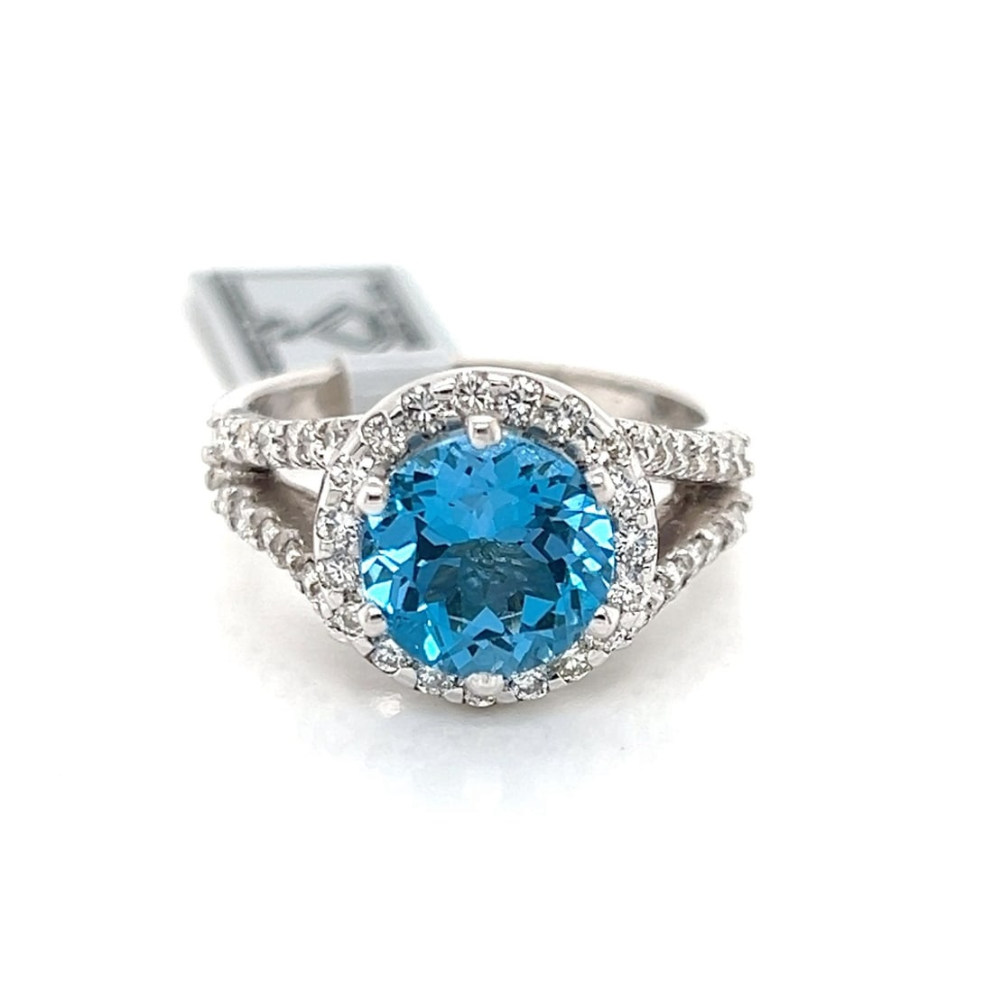 IGI Certified 18k White Gold Solitaire Ring With Blue Topaz and Diamonds Size 8: IGI Certified 18k White Gold Solitaire Ring With Blue Topaz and Diamonds Size 8 This elegant ladies' ring features a 3.30ct round-cut blue topaz as its centerpiece, certified by IGI, and set in solid