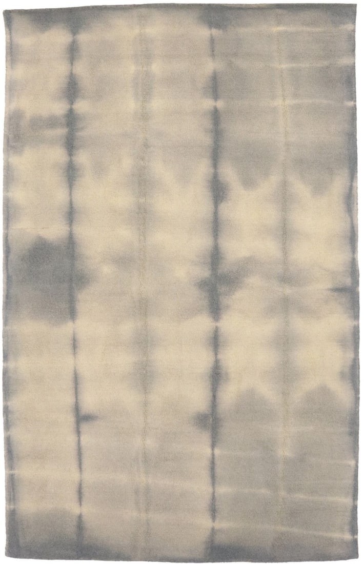 Gray Wool Modern Hand-Tufted 5x8 Area Rug with Abstract Design: Gray Wool Modern Hand-Tufted 5x8 Area Rug with Abstract Design This modern area rug features a hand-tufted geometric pattern in gray with a tie-dye abstract design. Made from wool, it offers a high pi