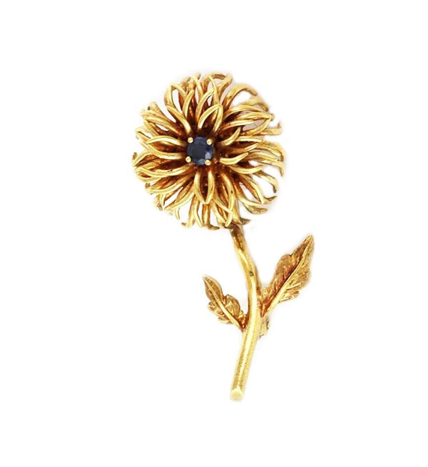 Tiffany & Co. Vintage 18k Yellow Gold Sapphire Flower Brooch: Tiffany & Co. Vintage 18k Yellow Gold Sapphire Flower Brooch This exquisite vintage brooch from Tiffany & Co. showcases a beautiful design crafted from 18k yellow gold. The brooch features a cluster o
