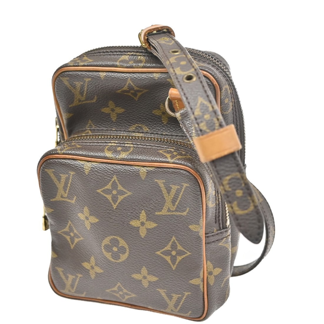 Louis Vuitton Monogram Canvas Amazone Crossbody Bag Brown: Louis Vuitton Monogram Canvas Amazone Crossbody Bag Brown The Louis Vuitton Amazone Bag features the iconic Monogram canvas in a brown tone, designed for unisex use. This compact bag measures 12cm x 1