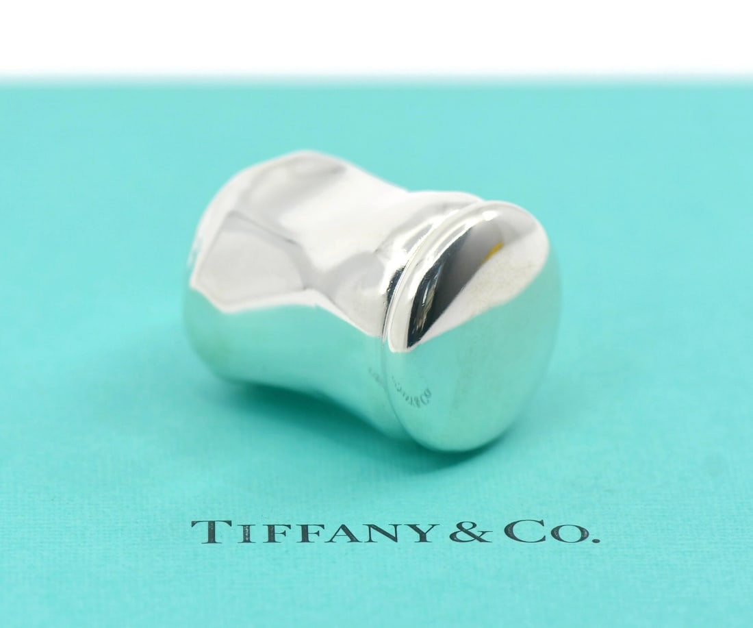 Sterling Silver Pillbox by Elsa Peretti with Pouch: Sterling Silver Pillbox by Elsa Peretti with Pouch This Tiffany & Co. Elsa Peretti pillbox is crafted from .925 sterling silver and features a sleek, minimalist design. Made in the United States, it c