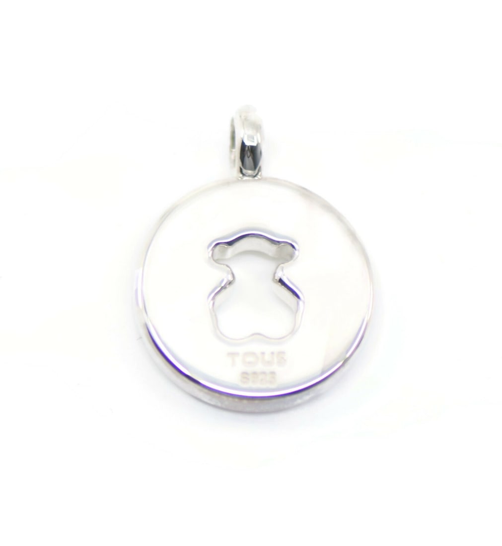 Authentic Tous Sterling Silver Pendant 17mm 925 with Box: Authentic Tous Sterling Silver Pendant 17mm 925 with Box This exquisite pendant from Tous is crafted from high-quality 925 sterling silver, ensuring durability and elegance. With a size of 17 mm, it f