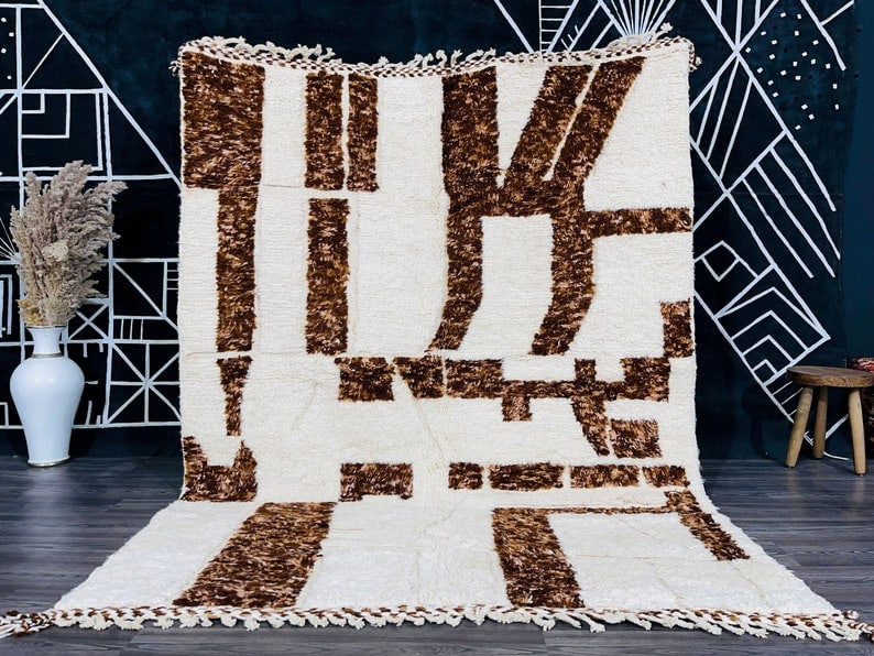 Authentic Handwoven Moroccan Rug 100% Local Sheep Wool 8 x 5 Feet: Authentic Handwoven Moroccan Rug 100% Local Sheep Wool 8 x 5 Feet Discover the charm of this authentic handwoven Elegant Rug, crafted by local Berber women weavers in the picturesque Atlas Mountains.