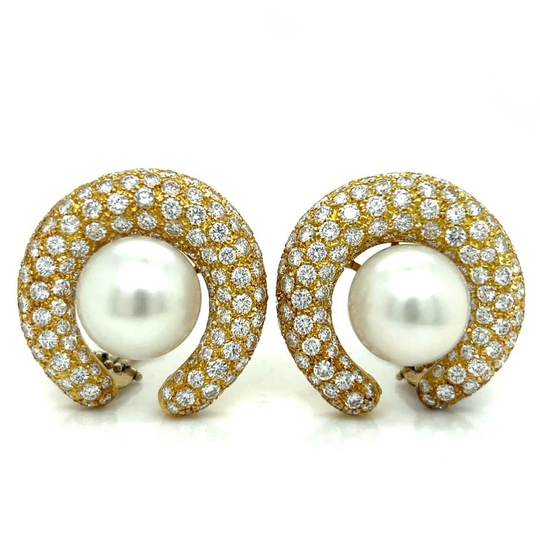 Stunning 18K Yellow Gold South Sea Pearl Diamond Earrings 24.00 Ct: Stunning 18K Yellow Gold South Sea Pearl Diamond Earrings 24.00 Ct Elegant 18K yellow gold earrings featuring stunning South Sea pearls and dazzling diamonds. Each earring is adorned with two South Se
