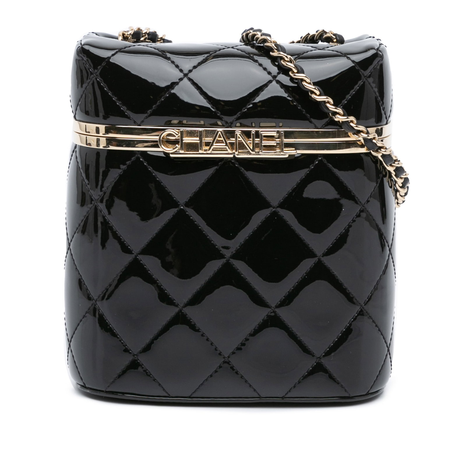 Chanel Black Quilted Patent Logo Chain Vanity Bag Italy: Chanel Black Quilted Patent Logo Chain Vanity Bag Italy This Chanel Quilted Patent Logo Chain Vanity Case showcases a luxurious quilted patent leather exterior, complemented by a stylish leather-woven