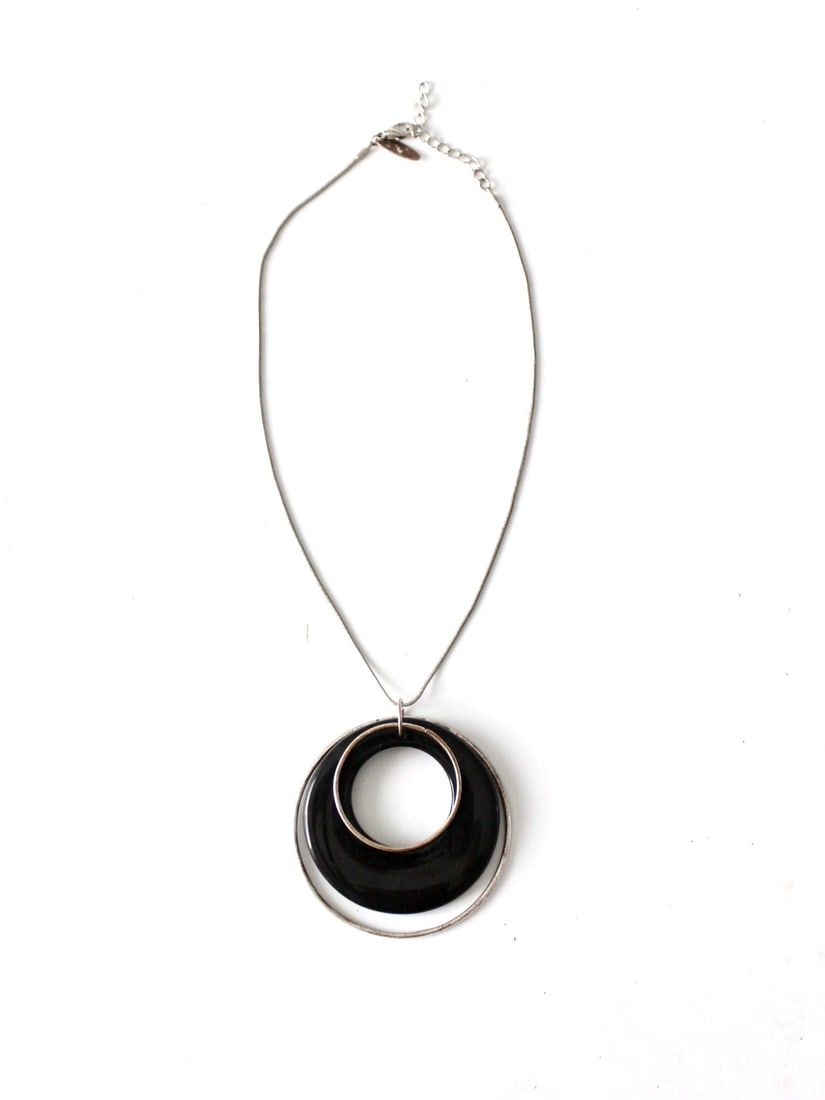 1970s Vintage Silver Chain Black Hoop Pendant Necklace: 1970s Vintage Silver Chain Black Hoop Pendant Necklace Discover a stunning piece of vintage jewelry with this 1970s hoop pendant necklace. The necklace features a slender silver chain adorned with a s