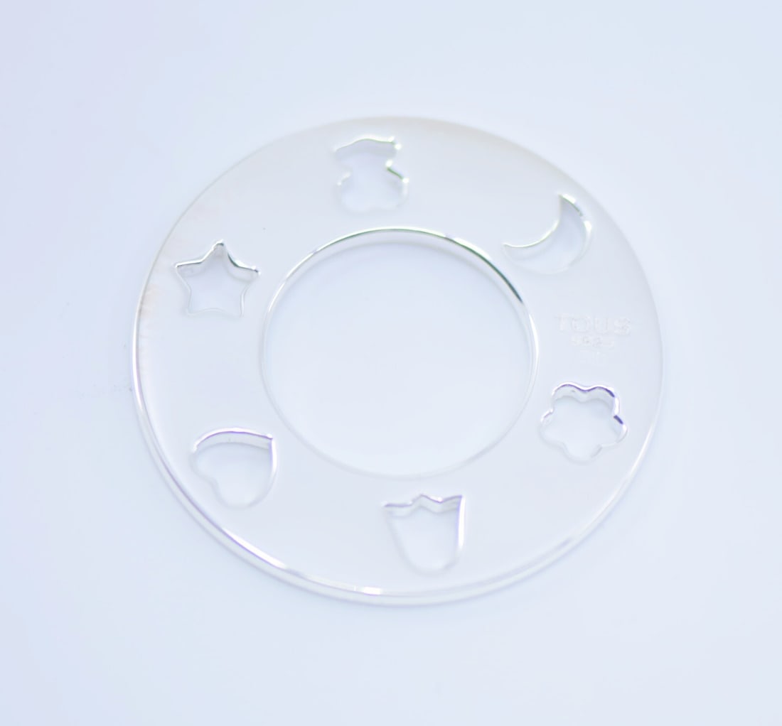 Tous Sterling Silver Pendant 925 40mm Authentic with Box: Tous Sterling Silver Pendant 925 40mm Authentic with Box This exquisite Tous Silver Pendant is crafted from high-quality sterling silver with a metal purity of 925. The pendant features a sleek and el