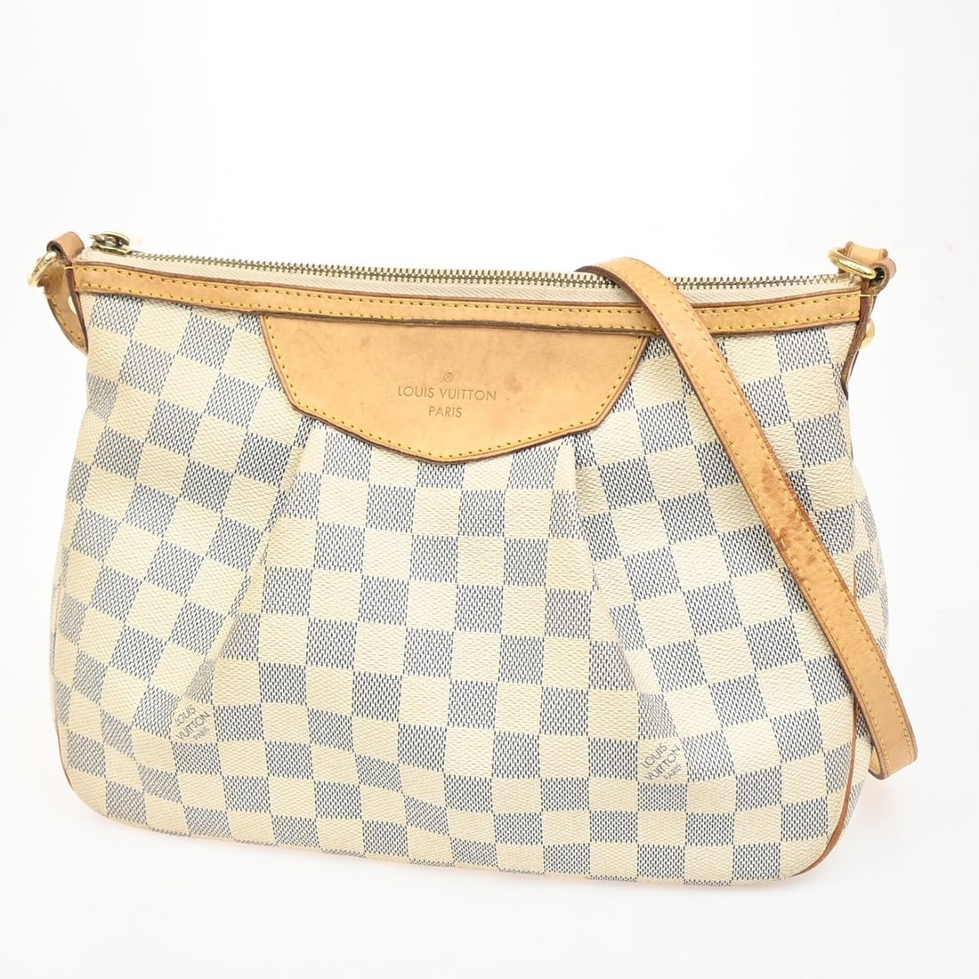Louis Vuitton Damier Canvas Siracusa Shoulder Bag White: Louis Vuitton Damier Canvas Siracusa Shoulder Bag White The Louis Vuitton Siracusa Handbag features the iconic Damier canvas in white, designed for women. This pre-owned bag shows significant wear, in