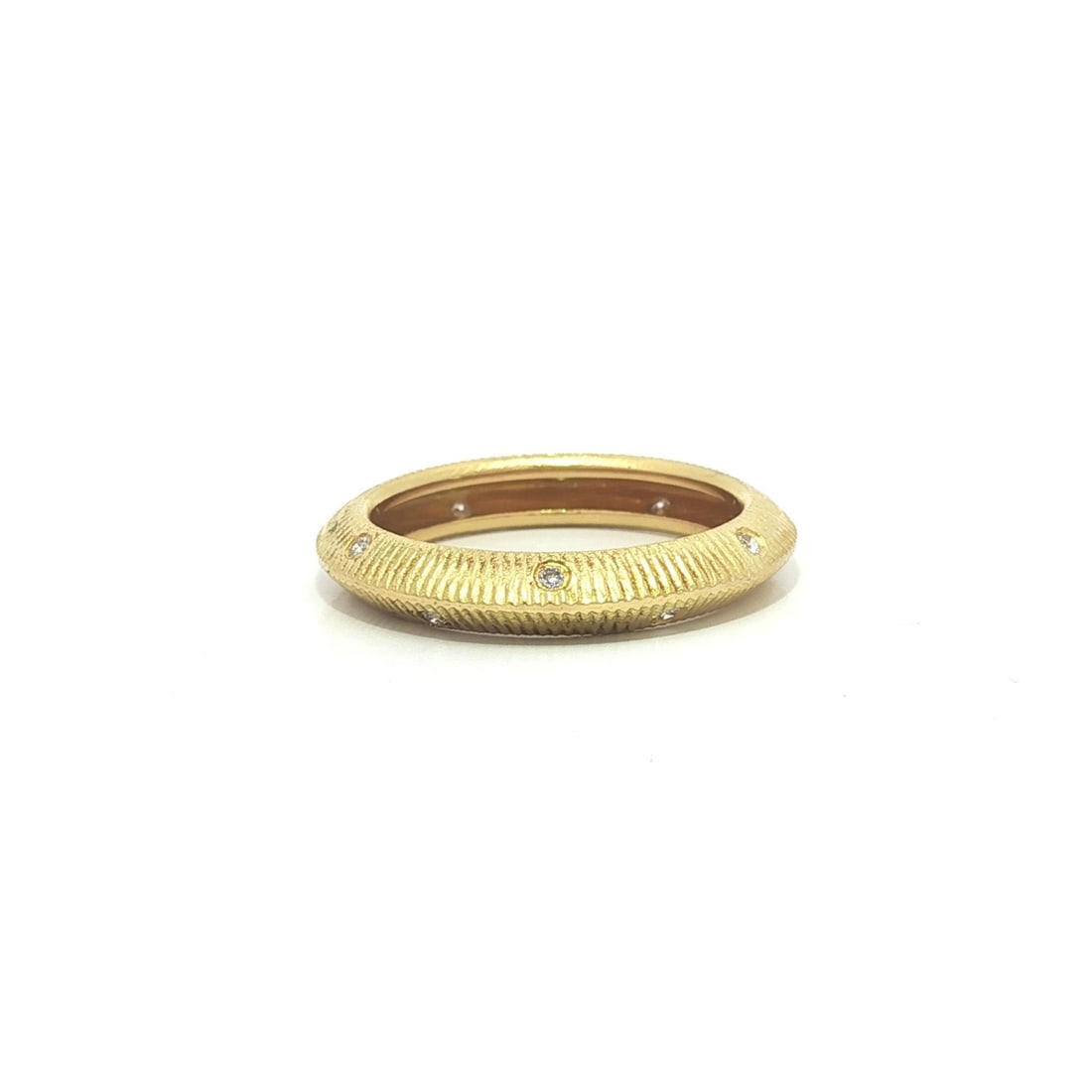 18k Yellow Gold Diamond Textured Stackable Band Ring 0.06ct: 18k Yellow Gold Diamond Textured Stackable Band Ring 0.06ct This exquisite ring features a unique design with a textured grooved knife edge and is crafted from solid 18k yellow gold. It showcases twel