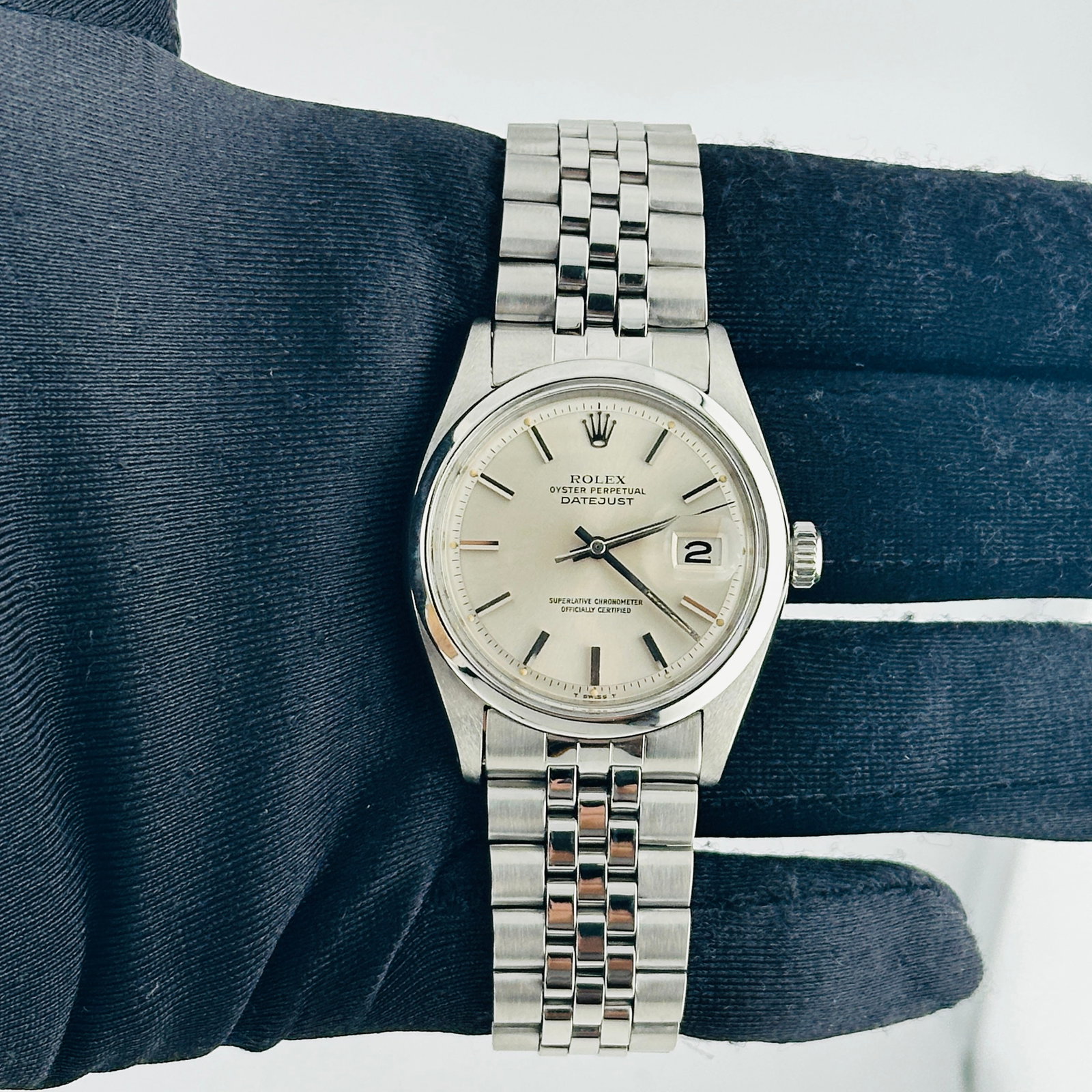 Datejust Ref 1600 Watch with Silver Linen Dial and Jubilee Bracelet: Datejust Ref 1600 Watch with Silver Linen Dial and Jubilee Bracelet This Rolex Datejust features a silver linen dial and a smooth bezel, offering a refined and timeless look. The watch is equipped wit