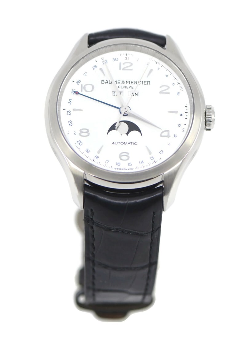 Baume & Mercier Clifton MOA10055 Triple Calendar Stainless Steel Watch: Baume & Mercier Clifton MOA10055 Triple Calendar Stainless Steel Watch Introducing the Baume & Mercier Clifton Triple Calendar Wristwatch, a perfect blend of elegance and functionality. This pre-owned