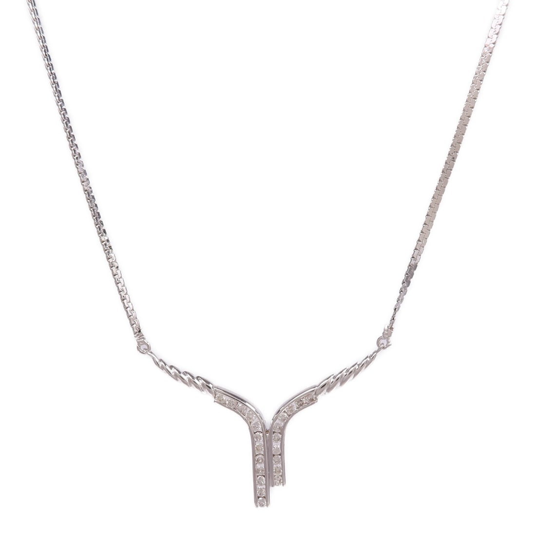 Diamond Pendant Necklace in 18K White Gold Setting: Diamond Pendant Necklace in 18K White Gold Setting This elegant necklace features sparkling diamonds set in 18K white gold, offering a sophisticated and timeless design. The necklace is in very good,