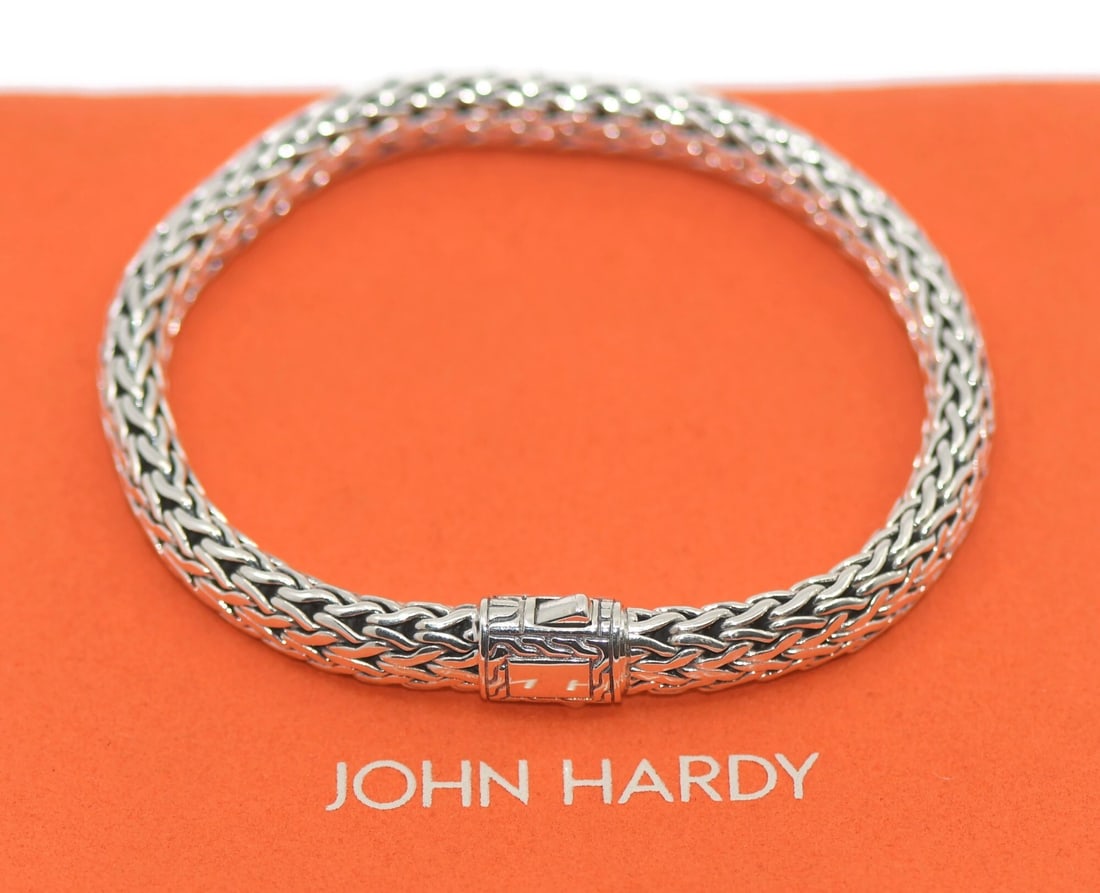 Sterling Silver 8 Inch Chain Bracelet by John Hardy: Sterling Silver 8 Inch Chain Bracelet by John Hardy This John Hardy bracelet is crafted from 925 sterling silver and features a classic chain style without any gemstones. It offers a substantial feel