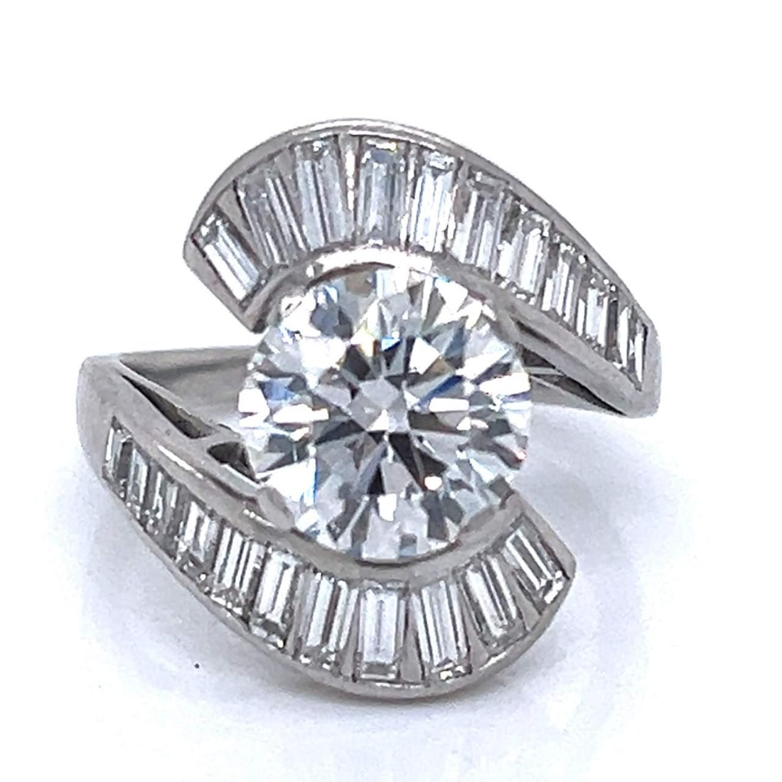 Art Deco Platinum Ring with 2.82 Ct Lab Grown Diamond and 22 Side Diamonds: Art Deco Platinum Ring with 2.82 Ct Lab Grown Diamond and 22 Side Diamonds This exquisite Art Deco ring is crafted in platinum and features a stunning 2.82 Ct. round lab-grown diamond at its center. T