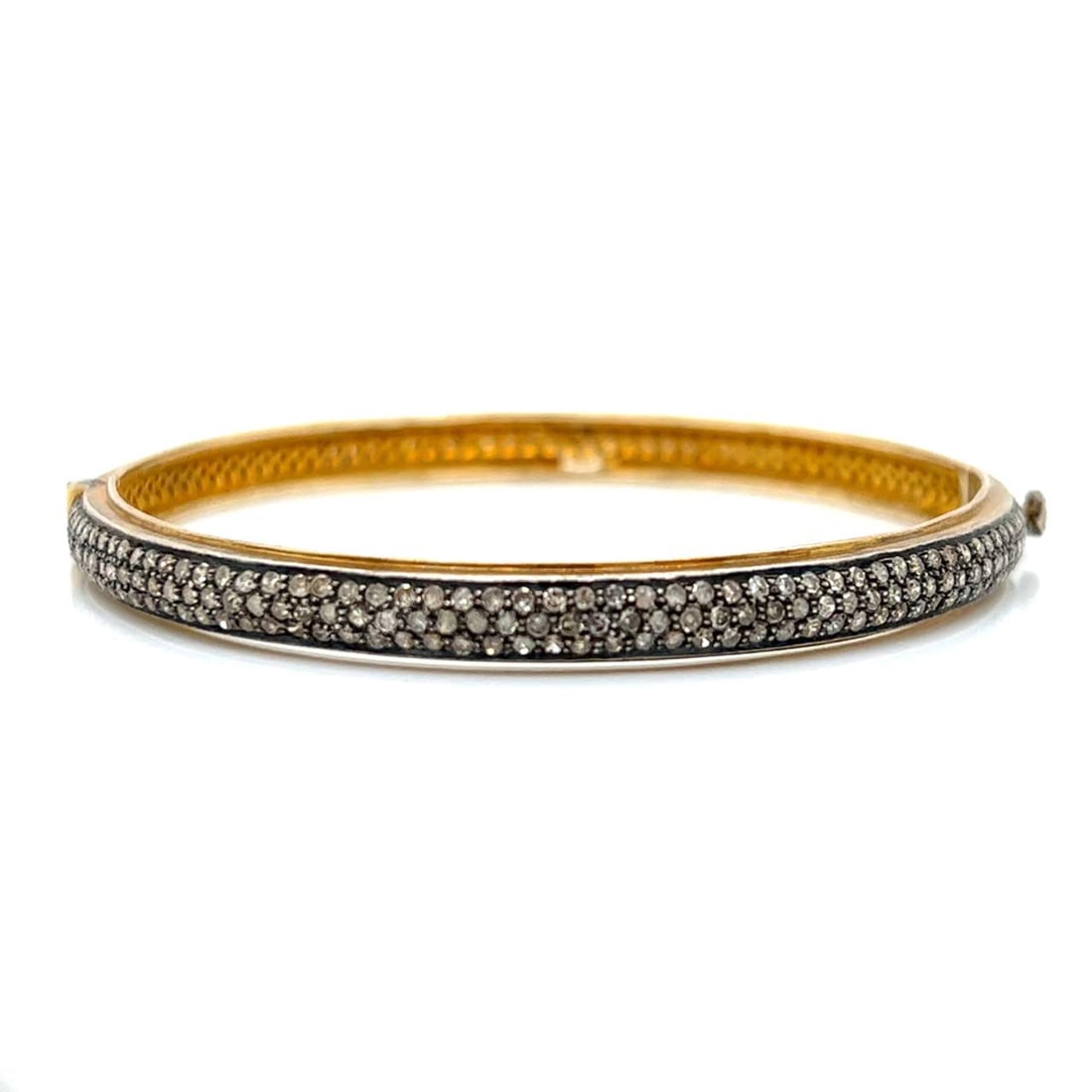 18K Yellow Gold Silver 6.00 Ct Diamond Bangle Elegant Jewelry: 18K Yellow Gold Silver 6.00 Ct Diamond Bangle Elegant Jewelry This exquisite bangle features a stunning combination of 18K yellow gold and silver, adorned with approximately 6.00 carats of diamonds. T