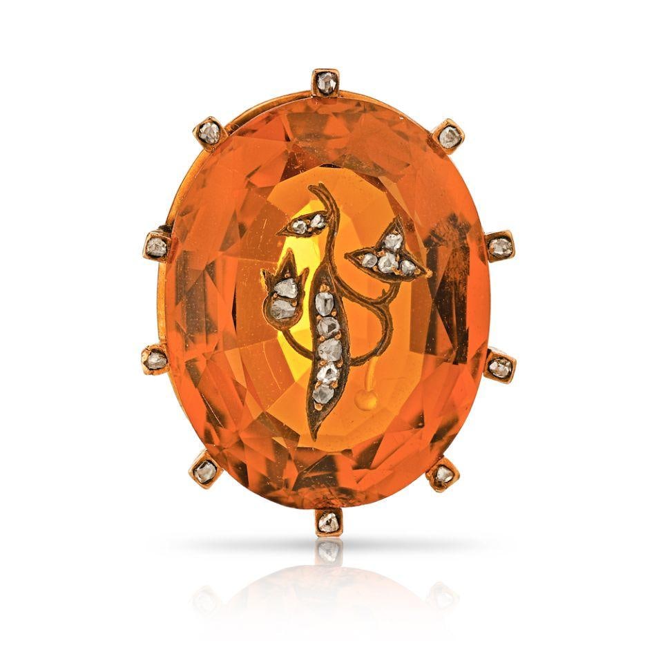 Antique 14K Yellow Gold Brooch with Color Stone: Antique 14K Yellow Gold Brooch with Color Stone This exquisite brooch is crafted from 14K yellow gold, weighing 7.9 grams. It features a stunning antique color stone that adds a unique charm to the pi